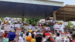 पंजाब: बादल गांव नकली शराब फैक्ट्री के दोषियों पर नहीं हुई कार्रवाई, AAP ने किया लंबी थाने का घेराव