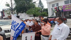 उत्तराखंड: AAP के नेताओं ने प्रदेश कार्यालय से राशन किट से भरे वाहन किए रवाना, ये नेता रहे मौजूद