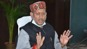 तीरथ सिंह रावत का ऐलान, कोरोना की तीसरी लहर के लिए मुख्यमंत्री आवास होगा इलाज के लिए तैयार