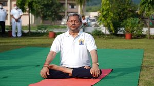 अंतरराष्ट्रीय योग दिवस: उत्तराखंड के सीएम तीरथ सिंह रावत ने किया योग, कोविड प्रोटोकॉल का रखा गया ध्यान