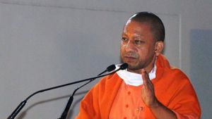 1 लाख के इनामी शराब माफिया की अवैध फैक्ट्री पर चला योगी सरकार का बुलडोजर