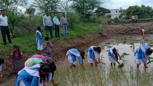 छत्तीसगढ़ः बेमेतरा में छात्र-छात्राओं को आत्मनिर्भर बनाने के लिए सिखाई जा रही हैं खेती