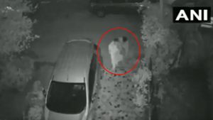 Shocking : दिल्ली के पॉश इलाके में बुजुर्ग महिला से लूट, घटना CCTV में कैद
