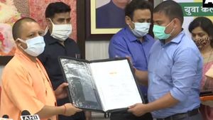 सीएम योगी ने UPSSSC में चयनित युवाओं को दिए नियुक्ति पत्र, कहा- ग्रामीण युवाओं का करें मार्गदर्शन