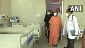 बागपत: सीएम योगी ने किया जिला अस्पताल और वैक्सीनेशन का निरीक्षण, दिए डीएम को निर्देश