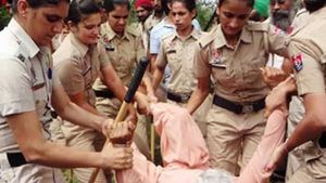 FACT CHECK: क्‍या किसान आंदोलन में बूढ़ी औरत से पुलिस ने किया अमानवीय व्‍यवहार? जानिए सच