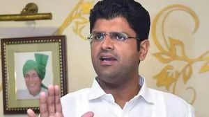 केंद्रीय मंत्रियों से मिले डिप्टी सीएम दुष्यंत चौटाला, जल्द पूरे होंगे कई बड़े प्रोजेक्ट्स