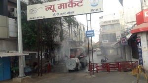 लोगों को कोरोना वायरस से बचाने के लिए निरंतर चल रहा कॉलोनियों को सैनिटाइज करने का काम