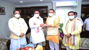 दिल्ली में केंद्रीय पर्यटन मंत्री से मिले पुष्कर सिंह धामी, इन प्रोजेक्टस की मंजूरी का किया अनुरोध
