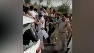 देशद्रोह के कानून में गिरफ्तार किसानों की रिहाई के लिए सिरसा में जुटे प्रदर्शनकारी, पुलिस से झड़प