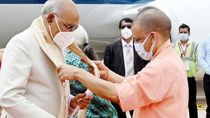 राष्ट्रपति ने किया अंबेडकर विश्वविद्यालय में सावित्रीबाई फुले महिला छात्रावास का शिलान्यास,CM योगी रहे उपस्थित