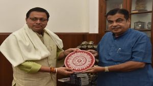 उत्तराखंड सीएम की नितिन गडकरी से मुलाकात, सड़कों के लिए 1300 करोड़ की सौगात