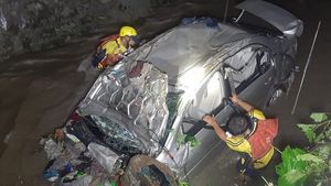 उत्तराखंड: देहरादून में भारी बारिश के बीच नाले में गिरी कार, एक यात्री लापता, SDRF तलाश में जुटी