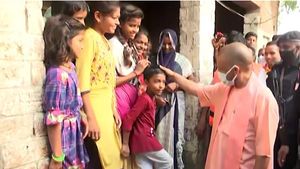 बाढ़ पीड़ितों से सीएम योगी ने की मुलाकात, कहा- सरकार कर रही है स्थायी समाधान