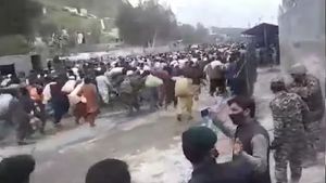 Fact check: क्या तालिबान के डर से पाकिस्तान भाग रहे अफगानी, जानिए Viral Video की सच्चाई