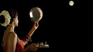 Karwa Chauth 2021: करवा चौथ पर चांद पर लगा ग्रहण, मौसम खराब, जानें कैसे बिना चांद देखें तोड़ सकते हैं व्रत