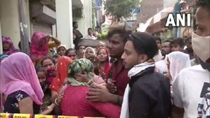 Delhi: ओल्ड सीमापुरी में तीन मंजिला बिल्डिंग में लगी आग, 4 लोगों की मौत 