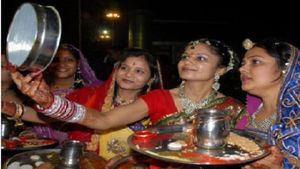  Karwa Chauth 2021: 24 को है करवा चौथ, जानिए आपके शहर में कब निकलेगा 'चांद'?
