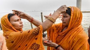Happy Chhath Puja 2021 : 'छठ पूजा लाए आपके जीवन में नया उजाला..' अपनों को भेजें प्रेम भरे ये बधाई संदेश