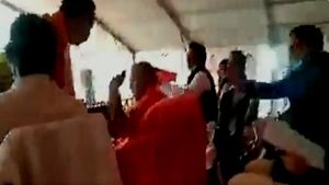 Fact Check: क्या UP के उपमुख्यमंत्री केशव प्रसाद मौर्य को CM योगी ने स्टेज पर सबके सामने डांटा, जानें सच