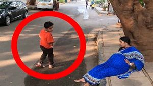 प्रसव पीड़ा से सड़क पर तड़प रही थी महिला, छोटे से लड़के ने फरिश्‍ता बनकर ऐसे की मदद, देखें वीडियो 