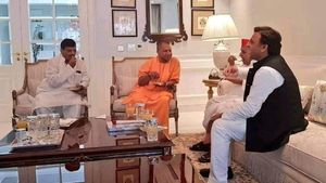 Fact Check: चुनावों से पहले वायरल हुई अखिलेश-मुलायम और योगी की मुलाकात की फोटो, जानें सच