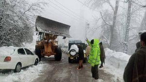 पाकिस्तान: भारी बर्फबारी के बाद टूरिस्ट प्लेस पर फंसे हजारों वाहन, 9 बच्चों समेत 21 की मौत