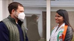 Fact Check: क्या सच में राहुल गांधी ने कर्नाटक हिजाब विवाद की मुस्कान से की मुलाकात?