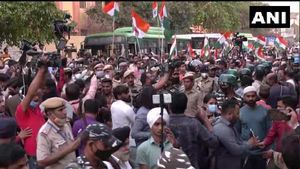 दिल्ली हिंसा के बाद दोनों समुदाय के लोगों ने निकाली तिरंगा यात्रा, हाथों में अंबेडकर की तस्वीर लेकर की अपील 