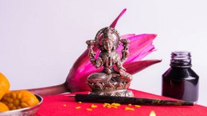 Vaibhav Laxmi Aarti: यहां पढ़े 'वैभव लक्ष्मी जी' की आरती 