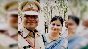 ट्विटर पर 100K फॉलोअर होने पर छलका IPS का दर्द, बोले-'17 साल से जॉब, तनख्वाह 6 अंक से कम'