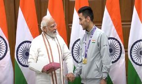 लक्ष्य सेन ने वायदा निभाया, पीएम को भेंट की अल्मोड़ा की 'बाल मिठाई', बहुत मिठास भरी रही ये मुलाकात