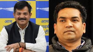 'आप भी सुधर जाओ, अगली बारी आप की हो सकती है', बग्गा की गिरफ्तारी के बाद कपिल मिश्रा को AAP नेता की धमकी 
