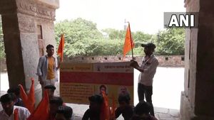 कुतुब मीनार के बाहर हिंदू संगठन का प्रदर्शन, नाम बदलकर विष्णु स्तंभ करने की मांग