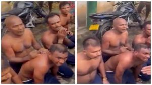 Fact Check:क्या गुस्साई जनता ने श्रीलंका के मंत्रियों के कपड़े उतरवाकर घुटने पर बिठाया,जानें वायरल Video का सच