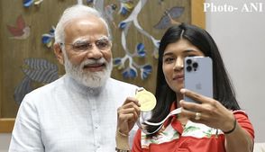 वर्ल्ड चैम्पियनशिप में पदक जीतने वाली महिला मुक्केबाजों से पीएम मोदी ने की मुलाकात