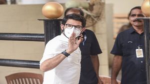 महाराष्ट्र में राजनीतिक संकट के बीच आदित्य ठाकरे के ट्विटर बायो से नहीं हटा 'मंत्री', जानिए दावे का सच 