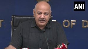 Delhi: LG ने अस्पताल में गड़बड़ी की शिकायत ACB को सौंपी, मनोज तिवारी पर भड़के सिसोदिया बोले- जांच के लिए तैयार