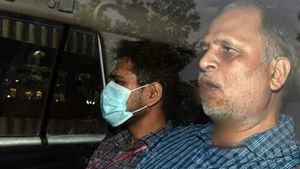 दिल्ली के मंत्री सत्येंद्र जैन की वारयल फोटो को केजरीवाल ने किया रिट्वीट, बोले- मैं संपर्क में नहीं हूं  