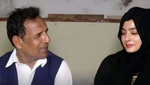 18 साल की खूबसूरत आसिया को हुआ 61 साल के बुजुर्ग शमशाद से प्यार, बताया क्यों की शादी