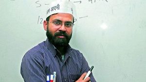 दिल्ली: आप MLA अखिलेश त्रिपाठी के खिलाफ केस दर्ज, सीवेज की शिकायत करने पर दो लोगों से मारपीट का आरोप