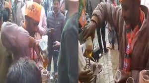 BJP कार्यकर्ता के शराब बांटने का वीडियो पीएम मोदी की रैली का नहीं, पड़ताल में ये तथ्य आए सामने 
