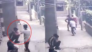 'गैंग्स ऑफ दिल्ली': 7 महीने पहले हुई बाप की पिटाई का बदला लेने पहुंचा नाबालिग, सिर से सटाकर मारी गोली, Video