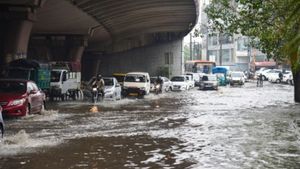 Delhi Weather: दिल्ली के कई इलाकों में भारी बारिश, यातायात प्रभावित