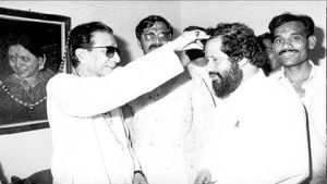 Fact Check: एकनाथ शिंदे को मिला था बाल ठाकरे का आशीर्वाद, जानें वायरल फोटो की सच्चाई?