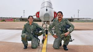 IAF में पिता-बेटी ने पहली बार उड़ाया लड़ाकू विमान, कौन हैं Sanjay Sharma व  Ananya Sharma?