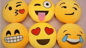 JOKES: महिला टीचर नें तोड़ा ट्रैफिक सिग्नल, पुलिसवाले ने दी मजेदार सजा