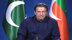 राहुल गांधी की तरह इमरान खान भी बोल गए 'आटा 100 रुपए लीटर', हुए जबरदस्त ट्रोल