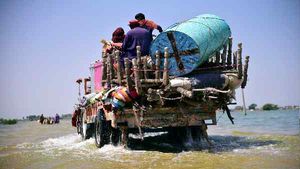 पाकिस्तान में मुसलमानों के लिए हिंदू बने देवदूत, मंदिर का द्वार खोला, शरण देने पर क्या बोले बाढ़ पीड़ित? जानिए