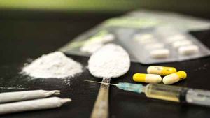Drug Addiction: क्या हैं नशीले ड्रग्स, और क्यों हो रहे हैं करोड़ों युवा ड्रग्स के शिकार? जानिए विस्तार से 